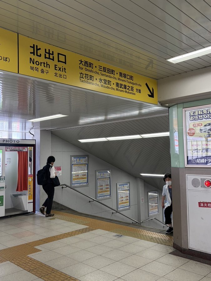 突き当りの階段を降りる