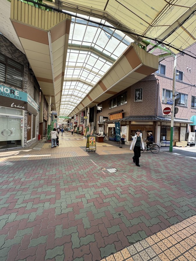 十字路を越えてすぐ右手、千鳥屋さんの左隣が当店